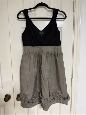 Night Way Collections Size 8 Black and Gray Ruffle V-Neck Dress